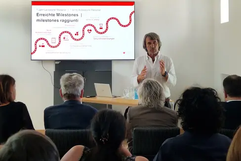Gesundheitslandesrat Hubert Messner im Gespräch mit Mitarbeitenden im Gesundheitssprengel Mals, bei dem aktuelle Herausforderungen und der weitere Ausbau der wohnortnahen Versorgung im Fokus standen. (Foto: LPA/Katharina Trocker)