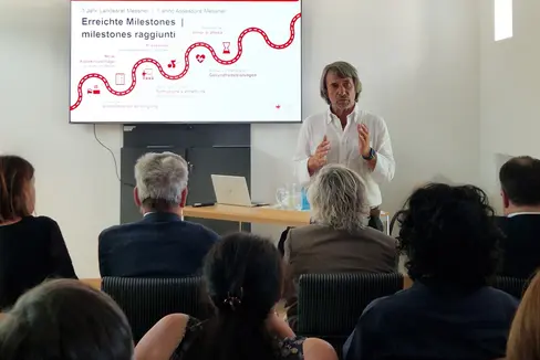 Gesundheitslandesrat Hubert Messner im Gespräch mit Mitarbeitenden im Gesundheitssprengel Mals, bei dem aktuelle Herausforderungen und der weitere Ausbau der wohnortnahen Versorgung im Fokus standen. (Foto: LPA/Katharina Trocker)