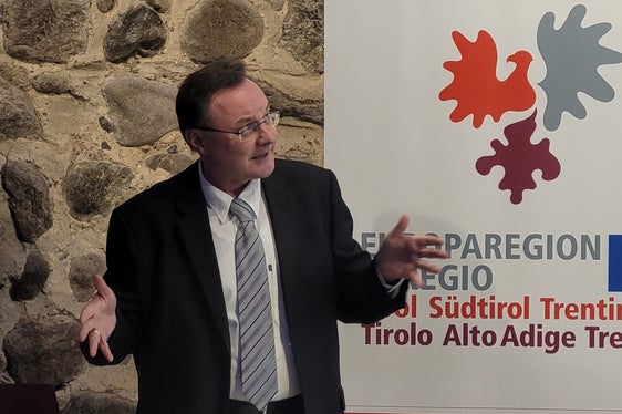 Lo storico Michael Gehler durante la serata tenutasi alla Casa della Pesa di Bolzano. La figura di Nicolussi-Reut è stata molto importante per illuminare la comunità internazionale sulla questione sudtirolese. (Foto: Euregio/Armin Gluderer)