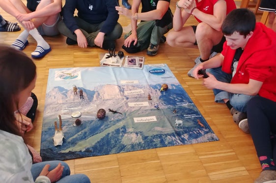 22 Schülerinnen und Schüler nahmen am Gletschercamp im Hochgebirge des Nationalparks Stilfserjoch teil. Exkursionen, Vorträge und Workshops von Expertinnen und Experten waren Teil des Programms. (Foto: Bildungsdirektion/Christian Aspmair)