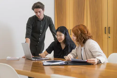 Für die Mitarbeiterinnen und Mitarbeiter in der Landesverwaltung (im Bild) hat die Landesregierung ein neues Einheitliches Garantiekomitee ernannt. Das Gremium engagiert sich für Chancengleichheit, ein positives Arbeitsklima und den Schutz vor Diskriminierung. (Foto: LPA/Tiberio Sorvillo)