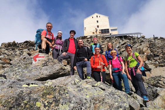 Landeshauptmann Kompatscher und Landesrätin Deeg vor dem erneuerten Becherhaus. (Foto: LPA/Cecilia Miribung)