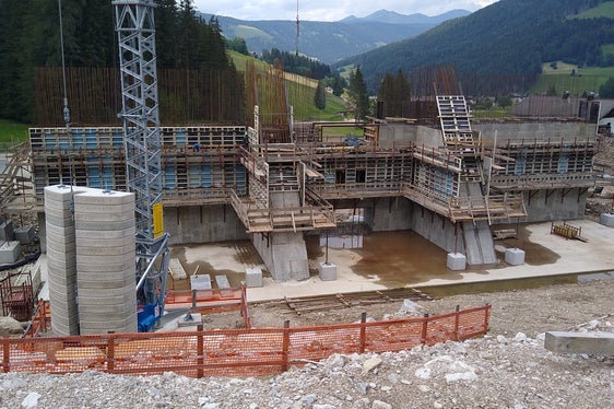 Costruzione della briglia di trattenuta (Foto: Agenzia protezione civile/Ufficio sistemazione bacini montani Est)