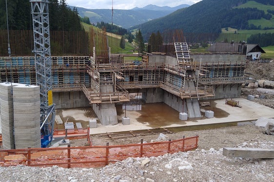 Mit dem Bau der Rückhaltesperre im Schadebach unter der Bauleitung von Martin Moser und dem Bautrupp mit Vorarbeiter Armin Oberarzbacher war im Frühjahr 2019 begonnen worden. (Foto: Agentur für Bevölkerungsschutz/Amt für Wildbach- und Lawinenverbauung Ost)