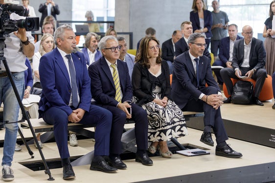 Il presidente con (da destra) la vicesegretaria generale Marion Markart, il segretario generale Eros Magnago e il direttore generale Alexander Steiner (Foto: ASP/Tiberio Sorvillo)