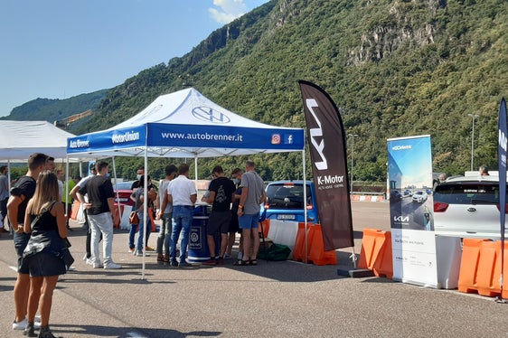 Rund 300 Besucher haben am E-Drive Day am Sonntag in Pfatten teilgenommen. (Foto: LPA/STA/Perathoner/Stefenelli)