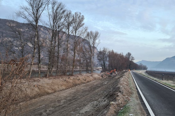 Su questo tratto dell'Adige, nel comune di Vadena, l'Ufficio Sistemazione bacini montani sud sta eseguendo i lavori di scavo per il braccio laterale e la costruzione della struttura di presa. (Foto: USP/Ufficio Sistemazione bacini montani sud, Agenzia per la protezione civile)