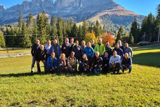 Informations- und Erfahrungsaustausch über extreme Wetterereignisse und Naturereignisse: Mitglieder der beiden Eusalp-Arbeitsgruppen am Karerpass. (Foto: LPA)