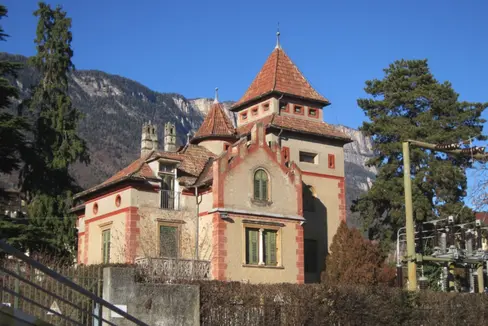Die Umspannstation an der Ortseinfahrt von St. Michael/Eppan wird wieder unter Denkmalschutz gestellt. (Foto: LPA/Landesdenkmalamt)
