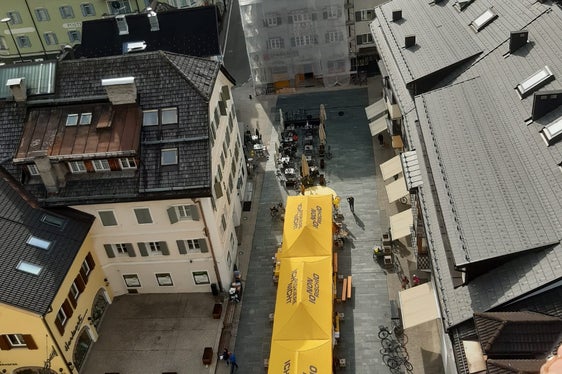 Welche Hochwasserschutzmaßnahmen wurden in den vergangenen Jahren in Innichen umgesetzt? Welche sind für die kommenden Jahre geplant? Auf diese und andere Fragen erhielten heute alle Interessierten auf der Ich riskiere nicht - Io non rischio-gelben Informationsmeile auf dem Michaelsplatz Auskunft. (Foto: LPA/G.News)