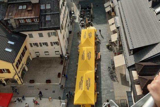 Una splendida immagine dall'alto del serpente giallo allestito nel centro storico di San Candido. (Foto: ASP/G.News)