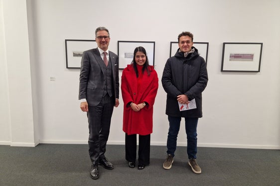 Il presidente della Provincia Arno Kompatscher ha elogiato l'impegno di sh.asus, in particolare i corsi di bilinguismo organizzati dalla rappresentanza studentesca a Innsbruck, che hanno riscosso un grande successo. Nella foto: il presidente Kompatscher, Neha Bhati e Alexander von Walther. (Foto: USP/Katharina Trocker)