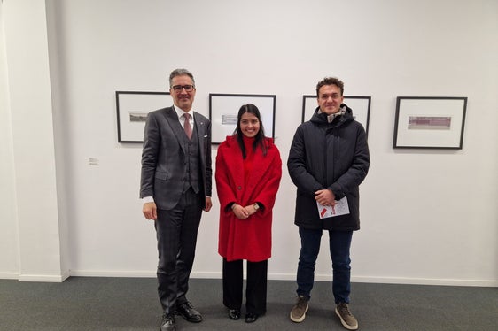 Landeshauptmann Arno Kompatscher würdigte das Engagement der sh.asus, insbesondere die von der Studierendenvertretung organisierten Zweisprachigkeitskurse in der Bude Innsbruck, die auf sehr große Resonanz gestoßen sind. Im Bild Landeshauptmann Kompatscher, Neha Bhati und Alexander von Walther. (Foto: LPA/Katharina Trocker)