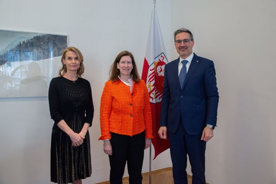 Diplomatische Vertretung der Bundesrepublik Deutschland bei Landeshauptmann Arno Kompatscher: (v. l.) die Honorakonsulin in Bozen, Natalie Schweitzer und die Generalkonsulin in Mailand, Susanne Welter (Foto: LPA/Greta Stuefer)