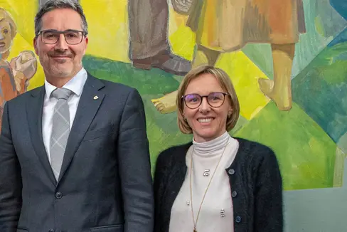 In occasione della Festa del Lavoro del 1° maggio, il presidente della Provincia Arno Kompatscher e l'assessora Magdalena Amhof sottolineano l'importanza di garantire salari equi, condizioni di lavoro sicure, oltre al riconoscimento per tutti i lavoratori dell'Amministrazione pubblica e dell'economia. (Foto: USP/Greta Stuefer)