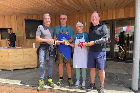 Symbolische Schlüsselübergabe von LH Kompatscher (l.) und LR Bessone (r.) an die Pächterfamilie Schwarz-Fontana (Foto: LPA/G.News)