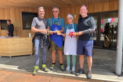 Symbolische Schlüsselübergabe von LH Kompatscher (l.) und LR Bessone (r.) an die Pächterfamilie Schwarz-Fontana (Foto: LPA/G.News)