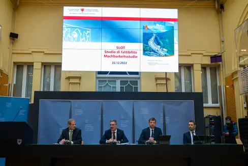 Da sinistra il professor Obwexer, il presidente Kompatscher, l'assessore Alfreider e il capo Dipartimento Vallazza alla presentazione dello studio di fattibilità del sistema Slot (Foto: ASP/Fabio Brucculeri)