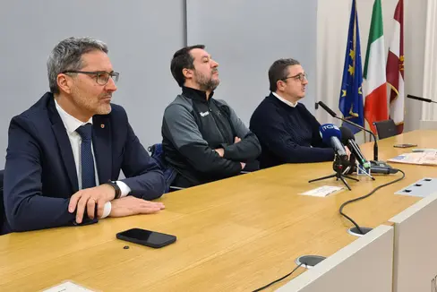 Um die A22 und die Konzessionsausschreibung ging es heute in Trient bei einem Treffen von Landeshauptmann Arno Kompatscher mit dem Minister für nachhaltige Mobilität und Infrastrukturen, Matteo Salvini, und dem Trentiner Landeshauptmann Maurizio Fugatti. (Foto: Region/Davide Cordua)