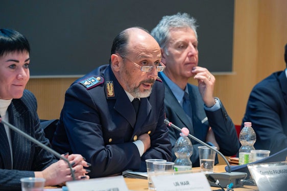 L'ispettore superiore tecnico Corrado Palmarin, responsabile della Sezione Operativa Sicurezza Cibernetica di Bolzano, tra l'assessora alla Sicurezza Ulli Mair e il Vicario del Questore Giorgio Augusto Porroni. (Foto: USP/Greta Stuefer)