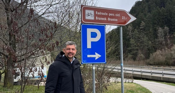 Con un sistema di orientamento uniforme vogliamo offrire a chi si muove in bicicletta indicazioni più intuitive e riconoscibili lungo tutta la rete”, sottolinea Alfreider. (Foto: USP/Dipartimento Infrastrutture e Mobilità)