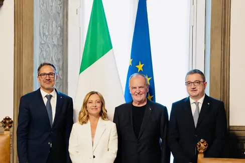 Landeshauptmann Arno Kompatscher (von links), Ministerpräsidentin Giorgia Meloni, Regionenminister Roberto Calderoli und Landeshauptmann Maurizio Fugatti (Trient) vereinbarten, dass die Übermittlung des Verfassungsgesetzentwurf zur Reform an die Republik Österreich nach der ersten der zwei vorgesehenen Lesungen in beiden Kammern des Parlaments erfolgt. So wie es nach der Reform künftig vorgesehen ist. (Foto: Ministerrat)