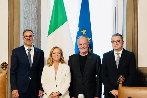 Il disegno di legge sarà ora inviato al Parlamento ed è stato concordato che verrà inviato alla Repubblica d'Austria dopo la prima lettura (di due) in entrambe le camere del Parlamento, così come è previsto avvenga in futuro in seguito alla riforma (da sinistra): il presidente della Provincia autonoma di Bolzano Arno Kompatscher, la presidente del Consiglio Giorgia Meloni, il ministro per gli Affari regionali e le Autonomie Roberto Calderoli e il presidente della Provincia autonoma di Trento Maurizio Fugatti. (Foto: Presidenza del Consiglio dei ministri)