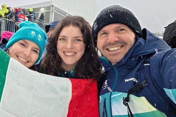 Anna Thoma, Aurora Costantin e Charly Pistoi hanno prestato servizio come volontari ai Giochi Olimpici Invernali di Anterselva. Ogni giorno circa 1500 persone hanno contribuito al regolare svolgimento delle gare. (Foto: USP)