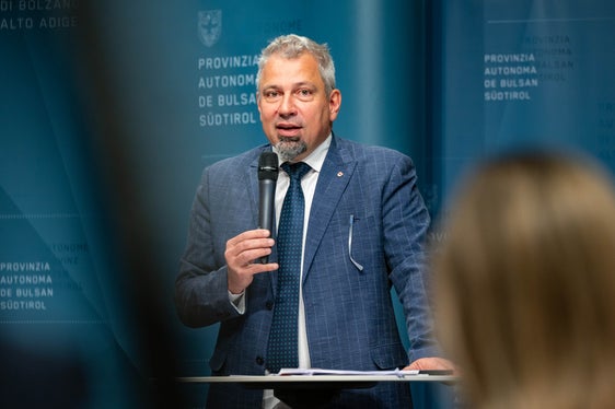 In primo luogo, i dipendenti hanno potuto presentare proposte di miglioramento, poi è stata la volta dei Dipartimenti e dei dirigenti. Inoltre, un gruppo di lavoro si è occupato della semplificazione e ora invitiamo anche gli utenti a presentare proposte concrete, ha sottolineato il direttore generale Alexander Steiner. (Foto: USP/Greta Stuefer)