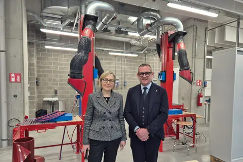Landesrat Christian Bianchi mit der Direktorin der italienischsprachigen Berufsschule für Handwerk, Industrie und Handel Guglielmo Marconi, Diana Palumbo, während des Besuchs im erneuerten Sitz der Schule. (Foto: LPA/Gianluca Crocco)