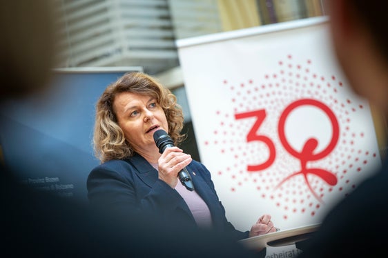 Soziallandesrätin Rosmarie Pamer berichtete von ihren persönlichen Erfahrungen und ihrem Mann, der schon vor 18 Jahren Elternzeit genossen hat. (Foto: LPA/Fabio Brucculeri)