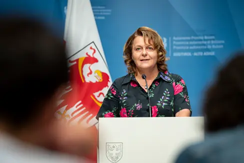 Landesrätin Rosmarie Pamer freut sich darüber, dass das Landesgesetz zum Ehrenamt vom Ministerrat nicht angefochten wird. (Foto: LPA/Fabio Brucculeri)