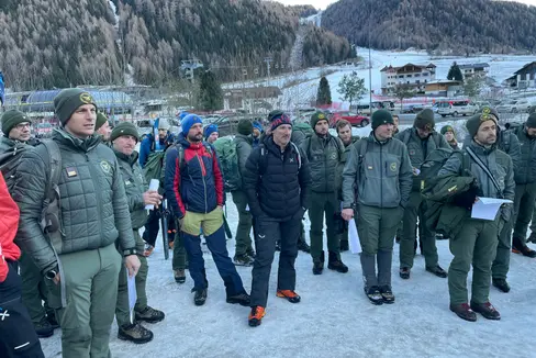 Mitarbeiterinnen und Mitarbeiter des Landesforstdienstes und der Gemeinden-Lawinenkommissionen nahmen an den vom Lawinenwarndienst angebotenen Sicherheitskursen teil, hier im Bild in Jochtal/Vals in der Gemeinde Mühlbach. (Foto: LPA/Lawinenwarndienst)