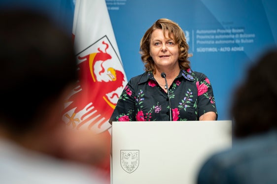 Landesrätin Rosmarie Pamer ruft Pensionistinnen und Pensionisten, die über 65 Jahren alt sind und eine ISEE-Bescheinigung unter 20.000 Euro haben, auf, die Bescheinigung innerhalb September einzureichen. Damit können sie im November die Unterstützungsleistung erhalten. Bisher hätten dies rund 4300 Menschen gemacht. (Foto: LPA/Fabio Brucculeri)