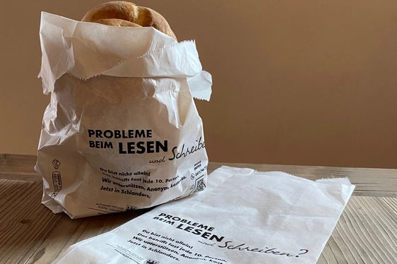 Auf die Bedeutung der Basisbildung wird mit einer Brotsäckchenaktion im Vinschgau anlässlich des Weltbildungstages am 24. Jänner hingewiesen. (Foto: LPA/Landesamt für Weiterbildung)