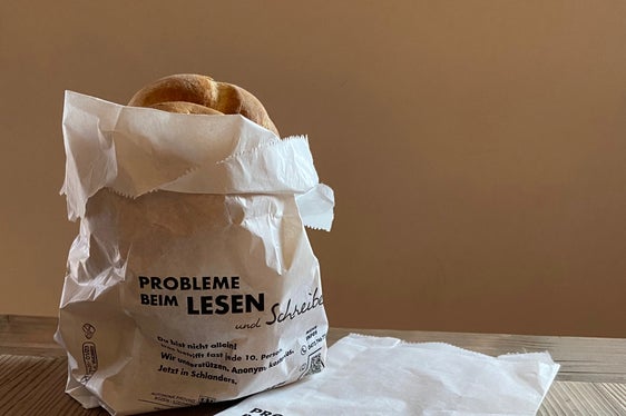 Auf die Bedeutung der Basisbildung wird mit einer Brotsäckchenaktion im Vinschgau anlässlich des Weltbildungstages am 24. Jänner hingewiesen. (Foto: LPA/Landesamt für Weiterbildung)