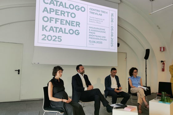 Catalogo Aperto 2025. Il 13 giugno al Trevilab il vicepresidente Marco Galateo ha annunciato i nomi delle quattro vincitrici e vincitori del concorso che premia quattro artisti virtuosi di arte contemporanea. Nella foto (da sinistra) Elisa Cramerotti (Cooperativa 19), il vicepresidente della Provincia Marco Galateo, il direttore di Dipartimento Antonio Lampis e Monica Anesi, referente del progetto Catalogo Aperto. (Foto: USP)