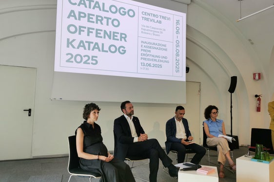 Catalogo Aperto 2025. Il 13 giugno al Trevilab il vicepresidente Marco Galateo ha annunciato i nomi delle quattro vincitrici e vincitori del concorso che premia quattro artisti virtuosi di arte contemporanea. Nella foto (da sinistra) Elisa Cramerotti (Cooperativa 19), il vicepresidente della Provincia Marco Galateo, il direttore di Dipartimento Antonio Lampis e Monica Anesi, referente del progetto Catalogo Aperto. (Foto: USP)
