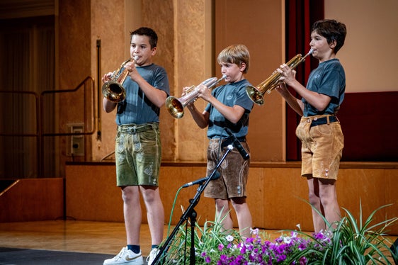 Numerose e variegate esibizioni hanno creato la giusta cornice musicale: un gruppo di ottoni composto da 18 trombe ha inaugurato solennemente la mattinata con le note di una fanfara; hanno poi suonato i bambini e i ragazzi della settimana musicale estiva Musik ohne Grenzen, i partecipanti altoatesini al concorso provinciale e nazionale prima la musica, nonché il trio di fiati Latemar Echo (nella foto) della scuola di musica di Laives/Regglberg. (Foto: USP/Direzione provinciale Scuola musicale tedesca e ladina/Nathan Chizzali)