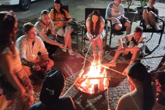 Lo scambio giovanile tra l'Alto Adige e Belfast ha permesso ai giovani di entrambi i territori di conoscere a fondo le rispettive realtà sociali, di cui si è discusso anche in serata attorno ad un falò. (Foto: USP/Ufficio Servizio giovani/Sarah Lazzari, Helga Tinkhauser, Benjamin Schlesier)