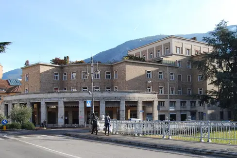 Die Landesregierung hat das Gebäude der ehemaligen Versicherungsgesellschaft INA neben der Bozner Talferbrücke aufgrund seiner architektonischen und städtebaulichen Bedeutung unter Denkmalschutz gestellt. (Foto: LPA/Landesdenkmalamt)