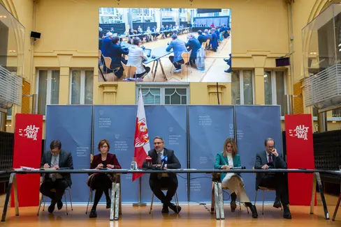 Un momento dell'odierna conferenza stampa di fine con il presidente Arno Kompatscher (nella foto al centro). Le sfide economiche sono un'opportunità per il nostro territorio, ha sottolineato il presidente della Giunta altoatesina. (Foto: ASP/Fabio Brucculeri)