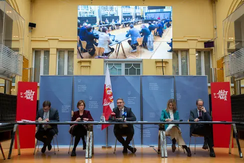 Un momento dell'odierna conferenza stampa di fine con il presidente Arno Kompatscher (nella foto al centro). Le sfide economiche sono un'opportunità per il nostro territorio, ha sottolineato il presidente della Giunta altoatesina. (Foto: ASP/Fabio Brucculeri)