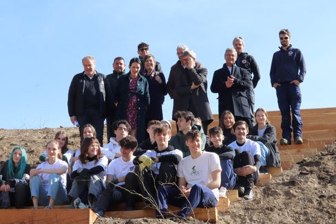 In collaborazione con la classe 4C del Realgymnasium e la Giardineria di Merano, l'Ufficio bacini montani Ovest progetta una zona ricreativa presso la diga sul rio Mut, vicino a Merano (Foto: ASP/Maja Clara)