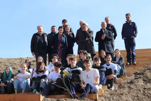 In collaborazione con la classe 4C del Realgymnasium e la Giardineria di Merano, l'Ufficio bacini montani Ovest progetta una zona ricreativa presso la diga sul rio Mut, vicino a Merano (Foto: ASP/Maja Clara)