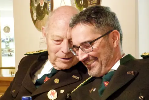 Altlandeshauptmann Durnwalder (l.) und Landeshauptmann Kompatscher in einem Archivbild beim Dreikönigsschießen 2020 in Kortsch. (Foto: Heinz Unterholzer/Südtiroler Sportschützenverband)