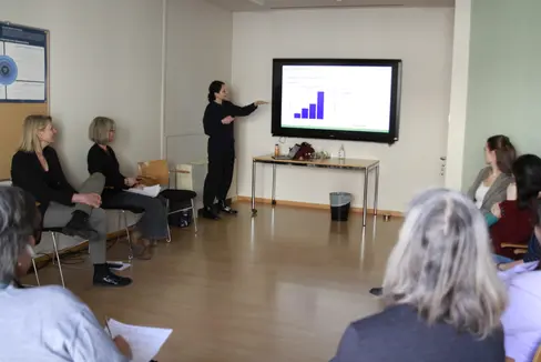 Yasmine Azza della Libera Università di Bolzano ha presentato i primi risultati dello studio pilota sulla riduzione dei comportamenti aggressivi nelle scuole primarie. (Foto: Direzione Istruzione e Formazione tedesca)