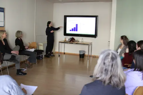 Yasmine Azza della Libera Università di Bolzano ha presentato i primi risultati dello studio pilota sulla riduzione dei comportamenti aggressivi nelle scuole primarie. (Foto: Direzione Istruzione e Formazione tedesca)