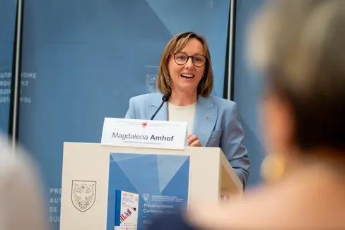 Arbeitslandesrätin Magdalena Amhof betont, dass das Hauptziel darin besteht, einen Beitrag zur Verbesserung der Arbeitsbedingungen für alle Arbeitnehmerinnen und Arbeitnehmer zu leisten, damit mehr Südtirolerinnen und Südtiroler auf dem Arbeitsmarkt aktiviert werden können. (Foto: LPA/Fabio Brucculeri)