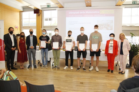 Auszeichnung mit Buch und Urkunde: die Bestplatzierten der Mathematikolympiade (Foto: LPA/Deutsche Bildungsdirektion/Verena Hilber)